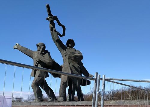 Сейм Латвии разрешил снести памятник Освободителям Риги