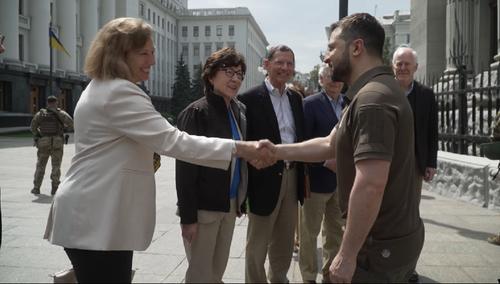 Делегация американских сенаторов посетила Киев и прогулялась по городу с Зеленским