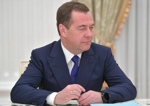 Медведев заявил, что России «плевать» на непризнание новых границ Украины странами G7