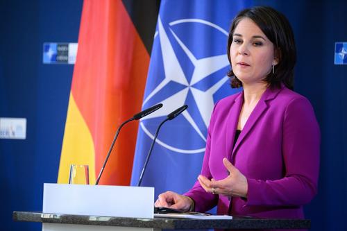 Глава МИД Германии Бербок: страны НАТО «не имеют права ослаблять усилия» в вопросе поставок вооружений Украине