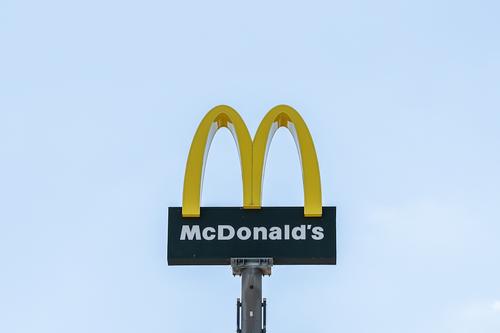 «Известия» сообщают, что сеть McDonald's будет работать в России под названием Mc