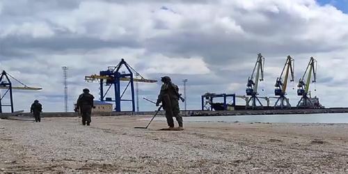 Минобороны РФ: Специалисты Черноморского флота и инженерных войск разминировали порт Мариуполя