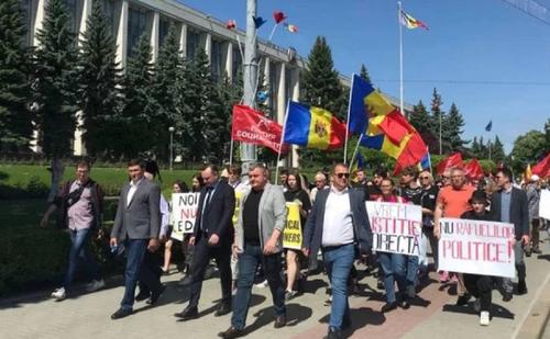 В центре Кишинёва проходит митинг в поддержку экс-президента Додона