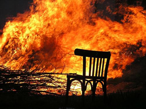 Почему огонь от природных пожаров стал поглощать целые деревни
