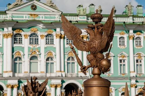 Почти 1 млрд рублей выделит правительство России на закупку госсимволов в школы