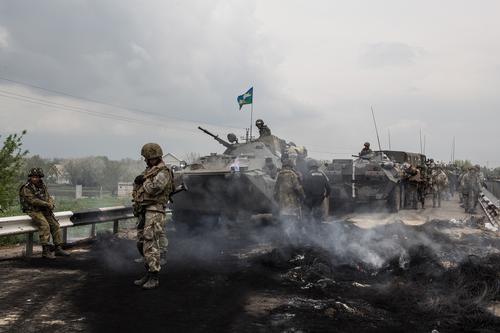 Силы ЛНР при поддержке армии России отрезали военных Украины от последнего пути снабжения в Лисичанске
