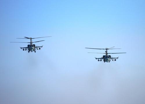 Минобороны России показало на видео уничтожение позиций ВСУ ракетными ударами вертолетов Ка-52 с дистанции более пяти километров 