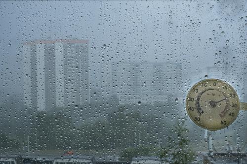Непогода в Москве продолжается, предупреждает МЧС