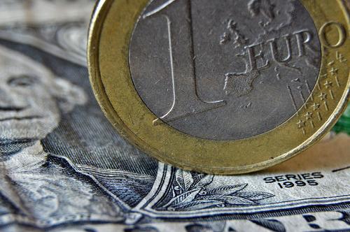 Курс доллара впервые за 20 лет сравнялся с курсом евро