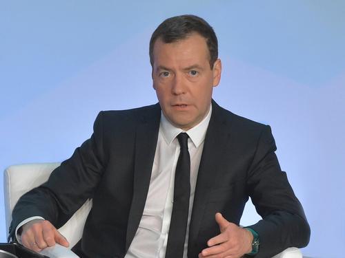 Дмитрий Медведев призвал россиян хранить сбережения в рублях