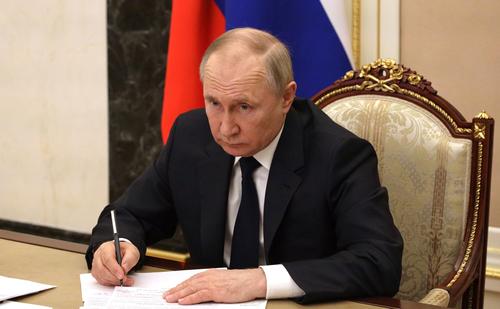 Путин подписал закон о контроле за деятельностью иноагентов