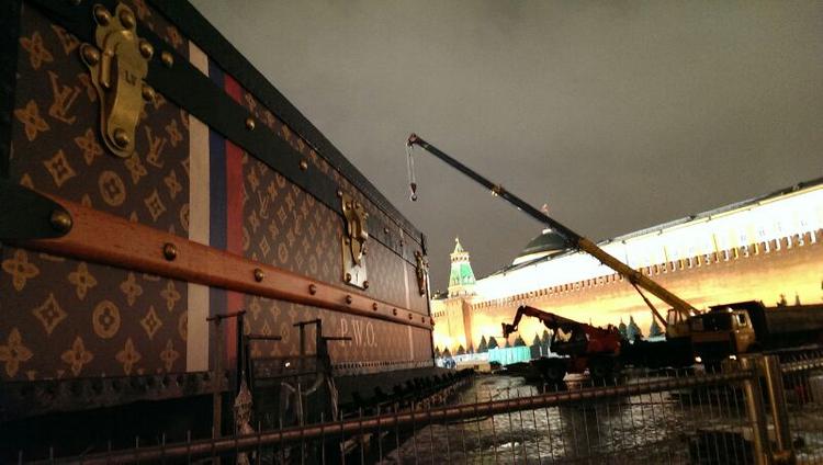 Сундук Louis Vuitton демонтируют до 6 декабря (ФОТО)