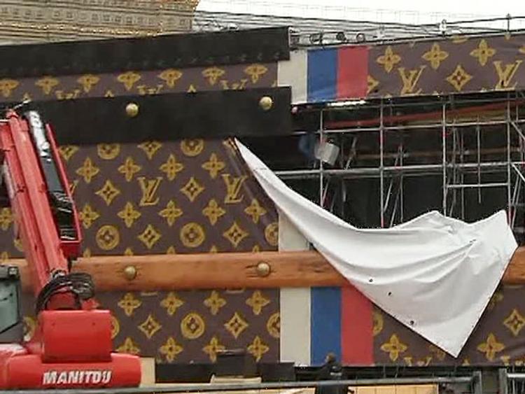 Louis Vuitton не знает, куда пристроить дорогущий чемоданище