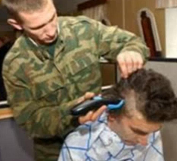 Россиянам предложат на выбор: служить два года по контракту или один по призыву