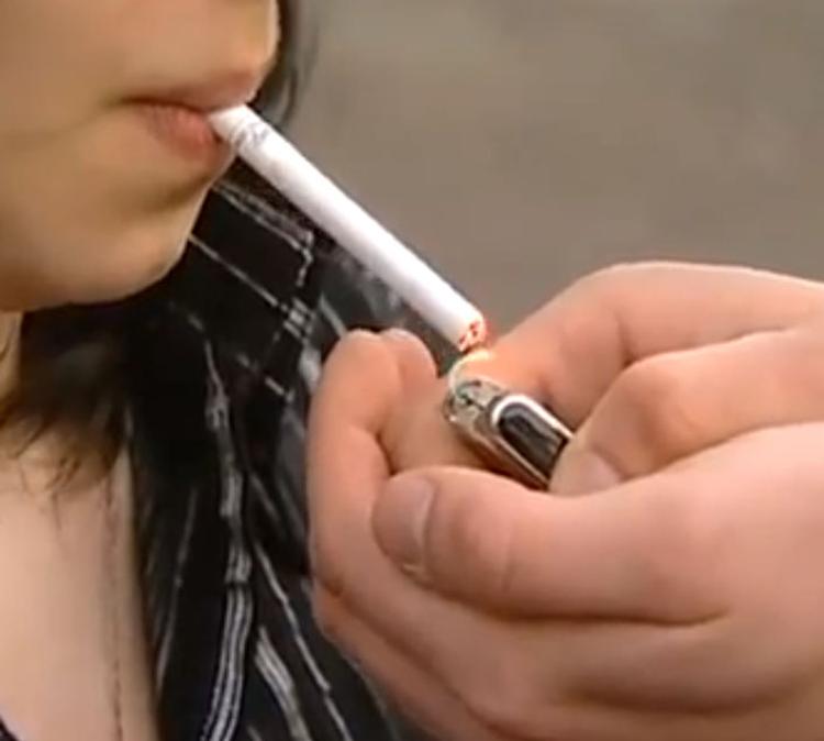 В ГД внесен законопроект, который разрешает курить возле кафе