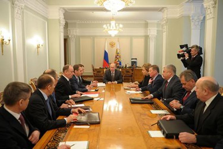Путин провел совещание с членами Совбеза РФ по реализации минских соглашений