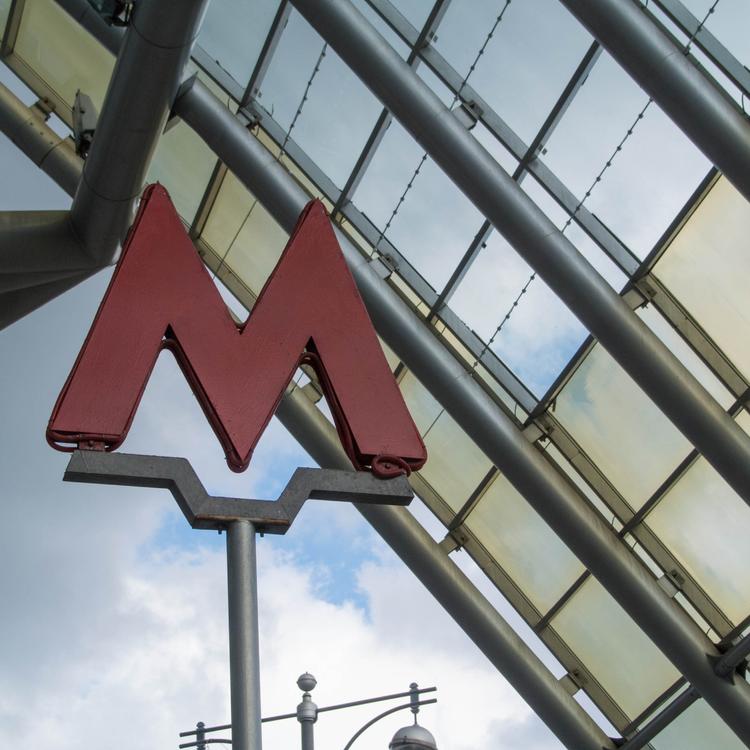 Человек упал на рельсы станции метро "Ясенево" в Москве