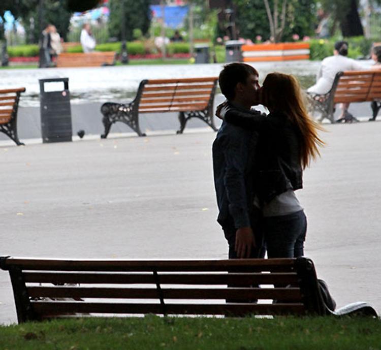 Ранние браки приводят к ожирению супругов, заявили ученые