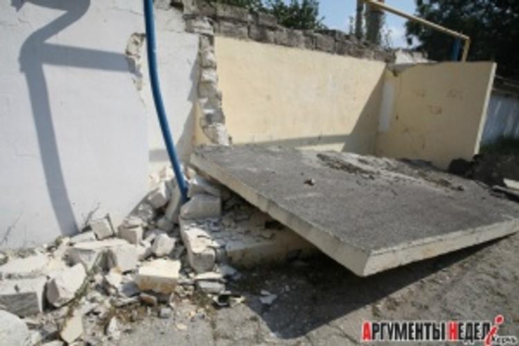 В Керчи обрушилась железобетонная остановка
