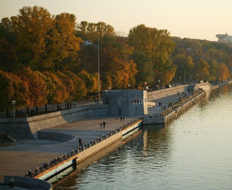 Сотрудники МЧС спасли тонущего в Москва-реке мужчину
