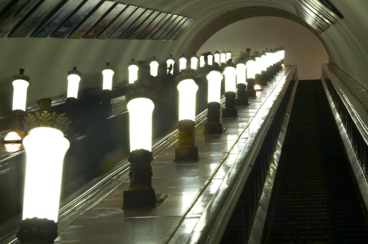 В московском метро девушке - инспектору ГИБДД за замечание сломали нос