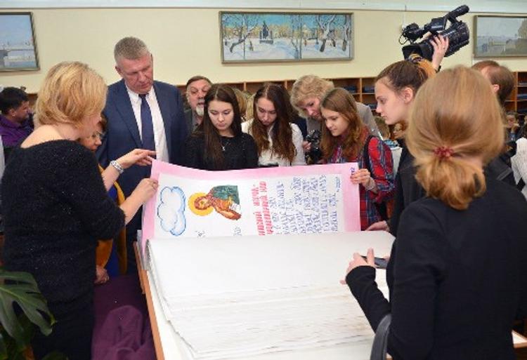 Тверские депутаты встретились с авторами самой большой рукописной книги России