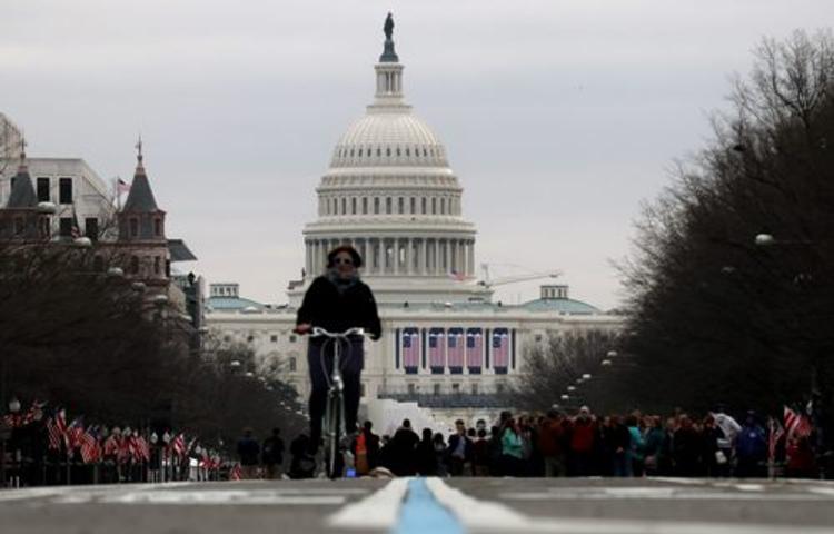 Трамп в день инаугурации распорядится начать строительство стены на границе