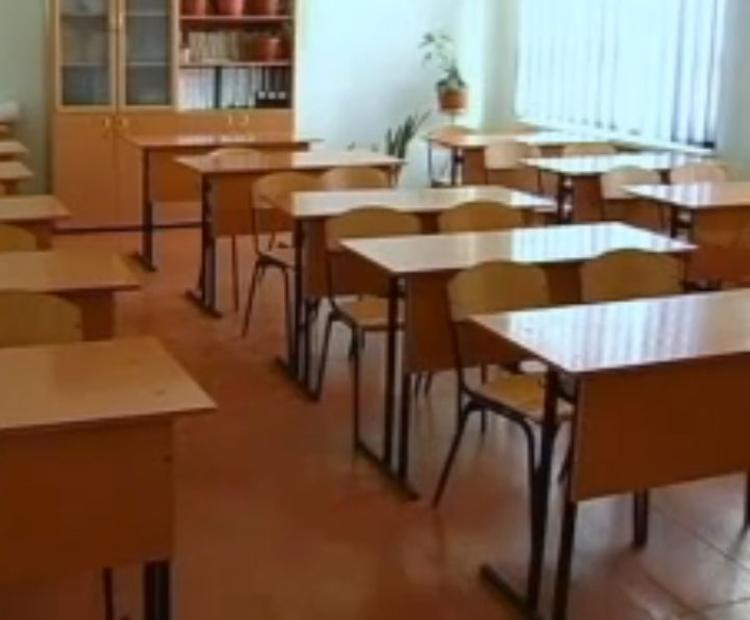 В Петербурге сотни родителей выстроились на запись детей в первый класс
