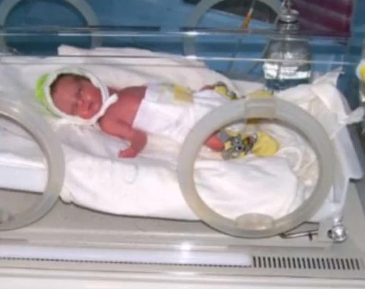 Знахарка пыталась вылечить младенца двумя надрезами на лбу