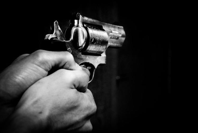 В Самаре банда поджигателей авто обстреляла и ранила полицейских
