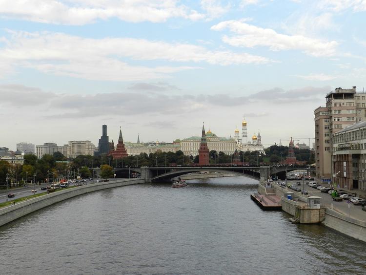 Тонущего человека вытащили из Москвы-реки