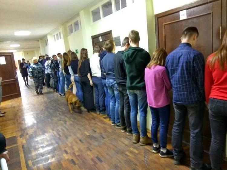 В школе детей выстроили лицом к стене в ходе акции по борьбе с наркотиками