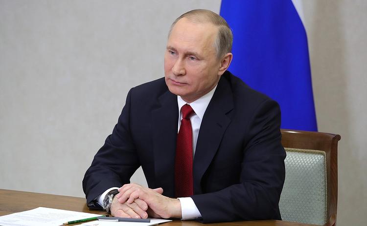 Путин приободрил Сечина, который замерз на бурении скважины в Арктике