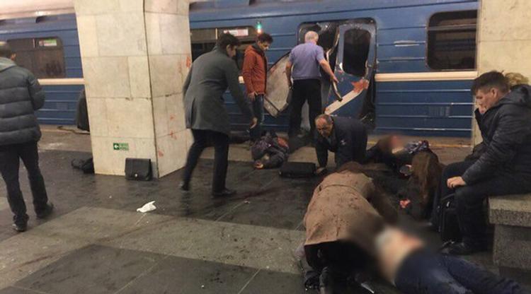 Свидетели ЧП в петербургском метро сообщили о мужчине, бросившем в вагоне рюкзак