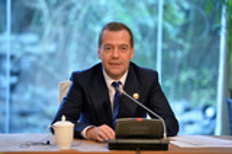 Медведев назвал “чушью” якобы собранный против него компромат