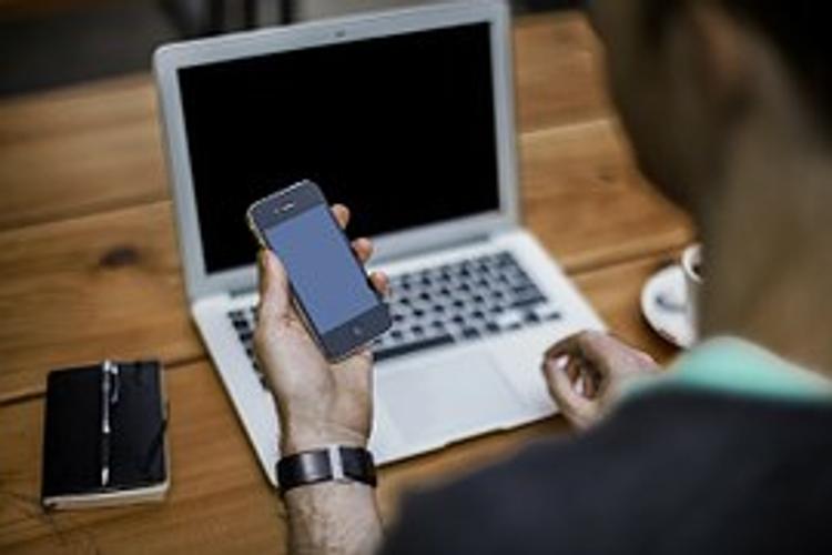 Химики из Калифорнии создали "регенерирующееся" стекло для смартфонов