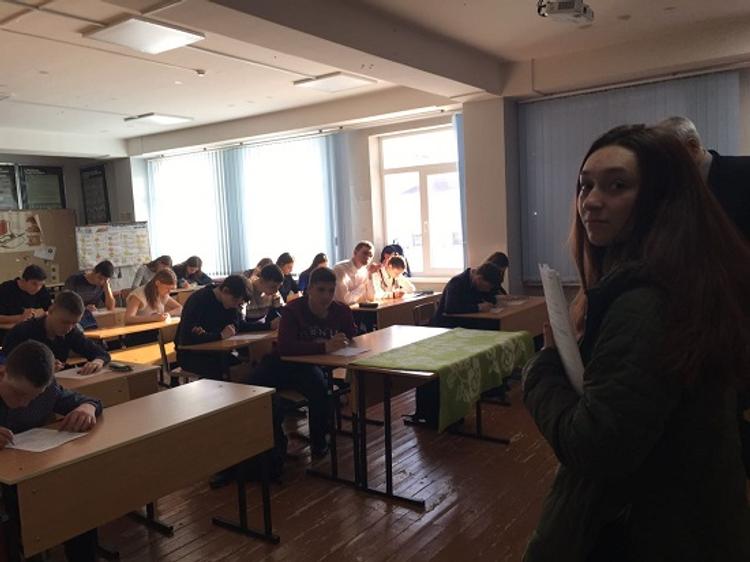 Молодогвардейцы проанкетировали охинских школьников