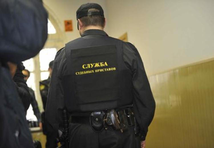 В Новосибирске злостная алиментщица спряталась от приставов на псарне