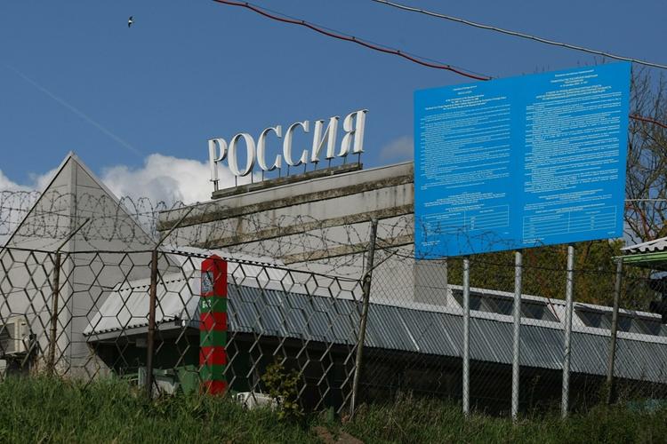 Украина не пускает своих граждан в Крым