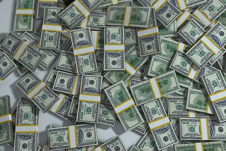 ЦБ 2 августа резко поднял курсы доллара и евро