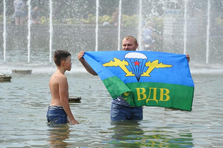 Мужчина ударил тележурналиста во время прямого включения с празднования Дня ВДВ