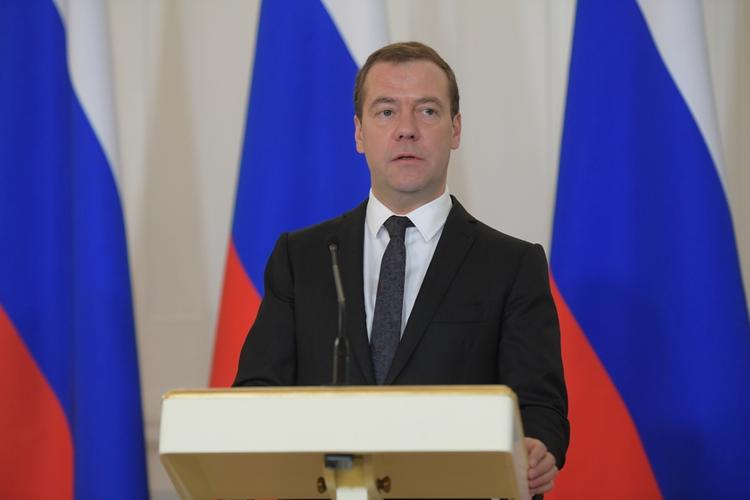Медведев заявил о начале полноценной торговой войны против России