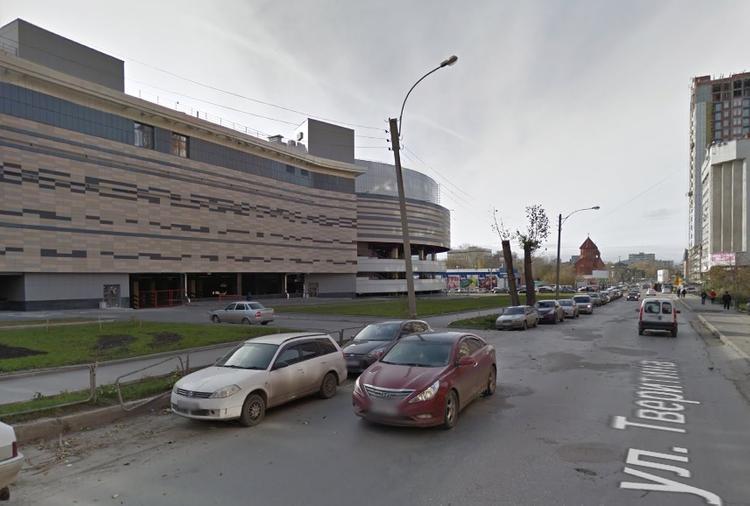 ГИБДД закрыла въезд на парковку ТЦ "Максидом"