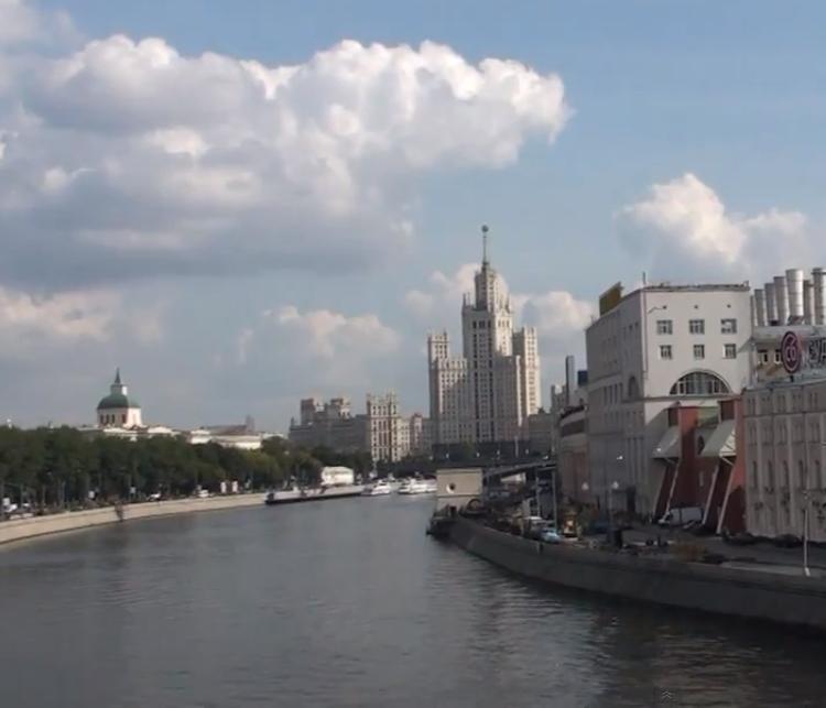 На нескольких центральных улицах Москвы перекроют движение на выходные