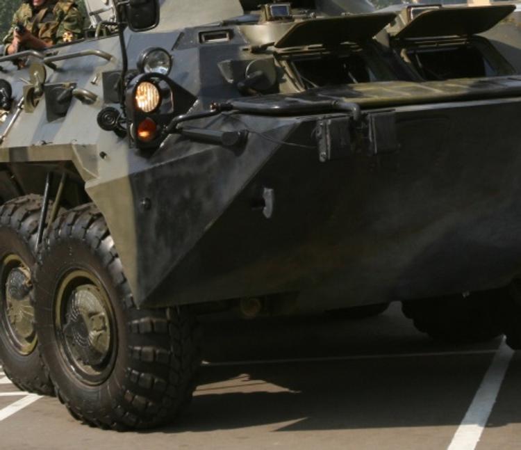 На Украине БТР протаранил пассажирский автобус