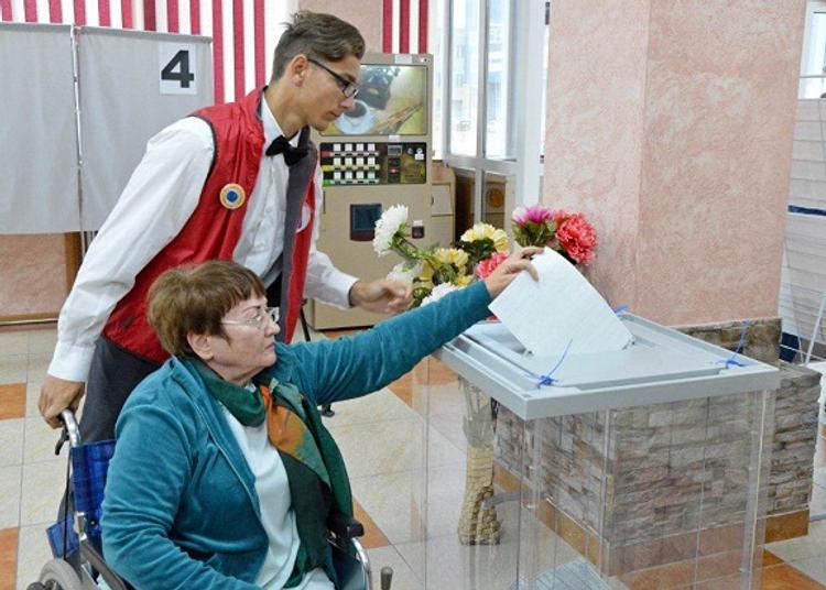 В Холмске для желающих проголосовать инвалидов выделили автобус