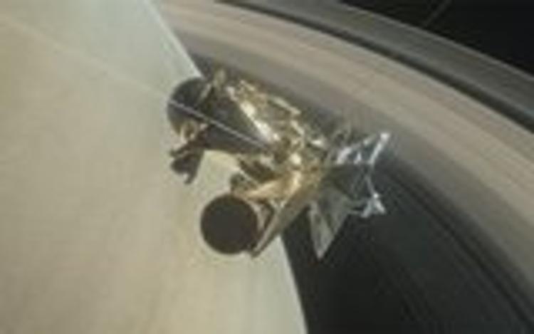 Зонд Cassini запечатлел волны на кольцах Сатурна