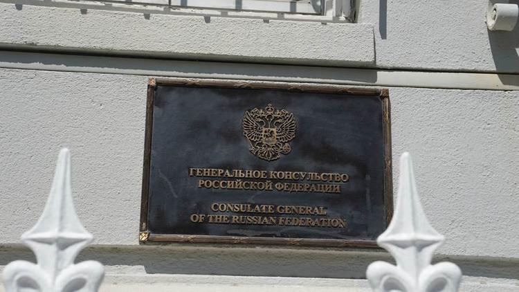 МИД показал видео с проникающими в российское генконсульство американцами