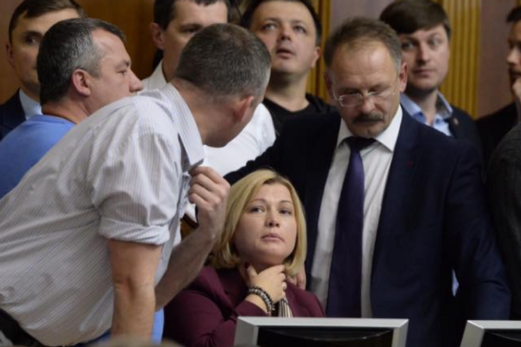 В Раде произошла потасовка, Савченко сломала микрофон Турчинова