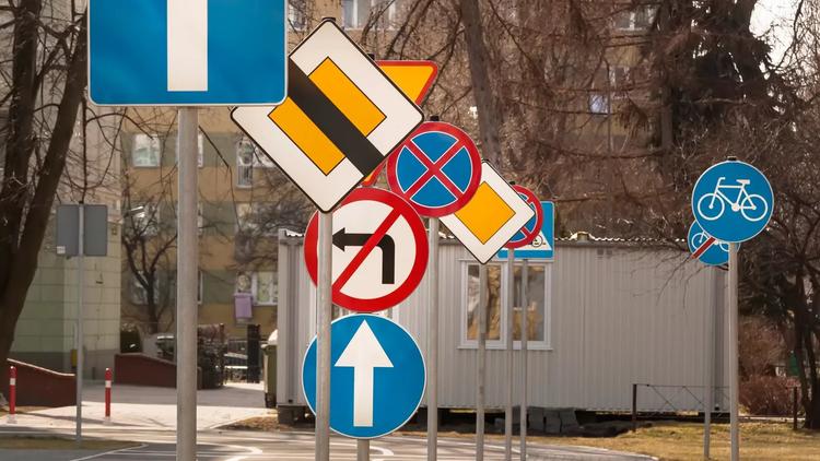 Дорожные знаки портят вид города, но спасают туристов